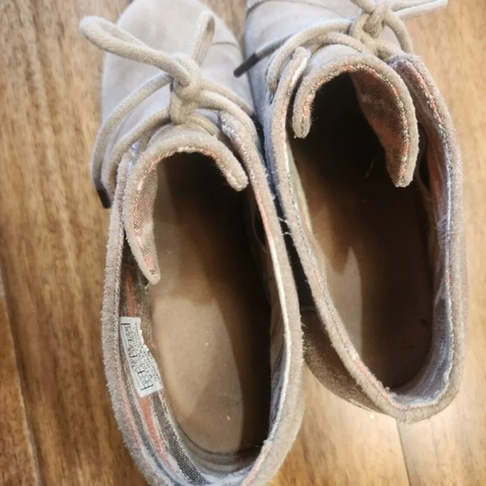 TOMS Suede Wedge Ankle Boots Taupe Lace Up Hidden Wedge‎ Casual Women's Size 5.5